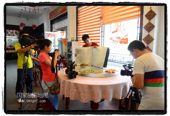 此次攝制組通過拍攝婺源代表名菜糊豆腐、粉蒸肉、荷包紅魚、賽鵝頸及地方小吃清明果、灰汁果、糯米子糕等來詮釋婺源美食經(jīng)典，展示婺源食文化，打造獨屬婺源的美食符號。