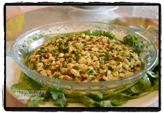 此次攝制組通過拍攝婺源代表名菜糊豆腐、粉蒸肉、荷包紅魚、賽鵝頸及地方小吃清明果、灰汁果、糯米子糕等來詮釋婺源美食經(jīng)典，展示婺源食文化，打造獨屬婺源的美食符號。