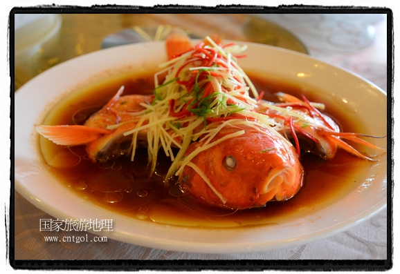 此次攝制組通過拍攝婺源代表名菜糊豆腐、粉蒸肉、荷包紅魚、賽鵝頸及地方小吃清明果、灰汁果、糯米子糕等來詮釋婺源美食經(jīng)典，展示婺源食文化，打造獨屬婺源的美食符號。