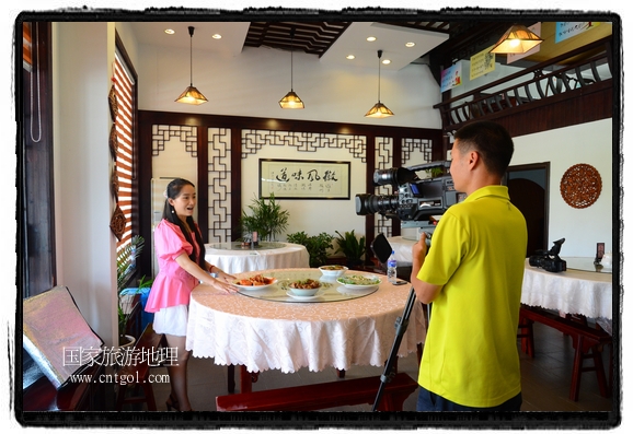 此次攝制組通過拍攝婺源代表名菜糊豆腐、粉蒸肉、荷包紅魚、賽鵝頸及地方小吃清明果、灰汁果、糯米子糕等來詮釋婺源美食經(jīng)典，展示婺源食文化，打造獨屬婺源的美食符號。