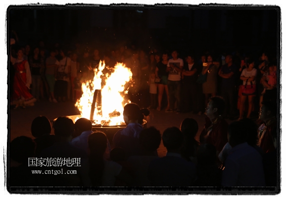 甘肅平?jīng)鍪嗅轻脊沛?zhèn)舉辦了篝火晚會，1000余名市民參與其中，大家載歌載舞，在歡快熱鬧的氣氛中為每一位父親送祝福。父親節(jié)（Father's Day），顧名思義是感恩父親的節(jié)日。約始于二十世紀(jì)初，起源于美國，現(xiàn)已廣泛流傳于世界各地，節(jié)日日期因地域而存在差異。