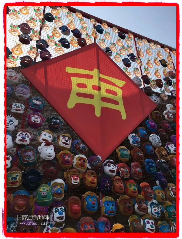 中國(guó)規(guī)模最大的猴面具彩繪在南潯古鎮(zhèn)展示。猴子真是今年最紅的動(dòng)物。 