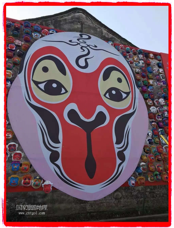 中國(guó)規(guī)模最大的猴面具彩繪在南潯古鎮(zhèn)展示。猴子真是今年最紅的動(dòng)物。 