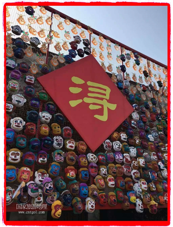 中國(guó)規(guī)模最大的猴面具彩繪在南潯古鎮(zhèn)展示。猴子真是今年最紅的動(dòng)物。 