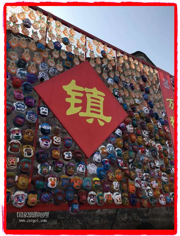 中國(guó)規(guī)模最大的猴面具彩繪在南潯古鎮(zhèn)展示。猴子真是今年最紅的動(dòng)物。 