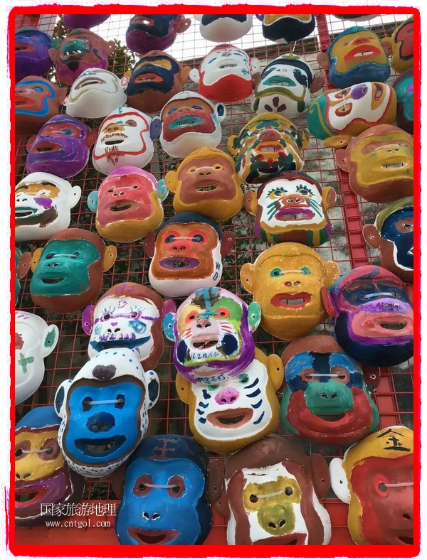 中國(guó)規(guī)模最大的猴面具彩繪在南潯古鎮(zhèn)展示。猴子真是今年最紅的動(dòng)物。 
