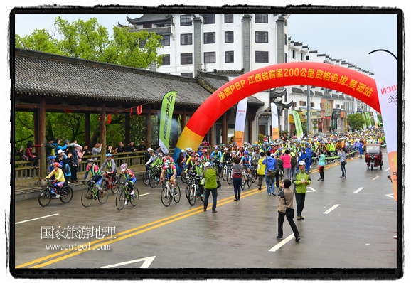 來自江西、安徽、浙江、福建等省市近千名選手參加了比賽，婺源賽道沿途的秀美風(fēng)光和徽派古村落，給參賽選手留下美好的印象。