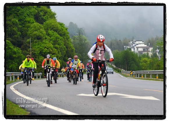 來自江西、安徽、浙江、福建等省市近千名選手參加了比賽，婺源賽道沿途的秀美風(fēng)光和徽派古村落，給參賽選手留下美好的印象。