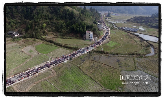 1700桌合攏宴，總長(zhǎng)3.7公里，10380人同桌就餐，創(chuàng)歷史之最